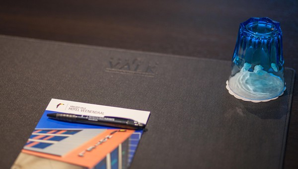 Princeville zaal met notitieboekje, pen en waterglas
